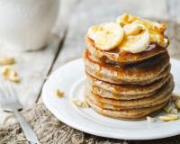 Cyril Lignac partage sa délicieuse recette de pancakes banane sauce caramel