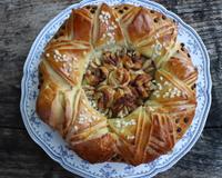 Une délicieuse brioche, que l'on façonne en forme de fleur et que l'on ornemente d'amandes, de pépites de chocolat, de grains de sucre ...