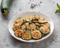 L'accompagnement parfait pour vos grillades : ces rondelles de courgettes croustillantes au parmesan vont voler la vedette à la viande !