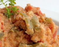 La piperade est une spécialité du pays basque.C'est un plat à base d'oeufs brouillés, de piments verts et de tomates.