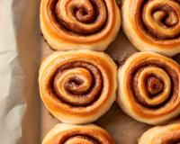 Cette recette express vous permet de réaliser des cinnamon rolls en 5 minutes avec de la pâte à pizza et de la pâte feuilletée