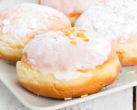Une délicieuse recette de beignets fourrés à la crème et glacés au sucre.