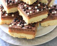 Le Shortbread est un biscuit d'origine écossaise.Avec une base croustillante, suivie d'une couche de toffee (caramel) fondant. J'ai préféré…