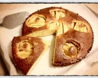 Régalez vos invités en leur proposant une part de cet étonnant gâteau aux pommes caramélisées. Cette recette simple les changera de l'éternelle tarte aux pommes.