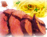 Magret de canard au miel bruni, spaghettis aux herbes et échalotes confites