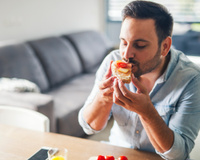 Un aliment tombe par terre : je le mange ou pas ? Le Dr Jimmy Mohamed tranche