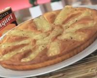 Une pâte à tarte briochée, relevé par le maroilles, fromage de caractère. A servir tiède avec une salade verte.