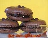 Un macaron avec un P'tit Hip pimenté, du piment de type Espelette. Choco piment, un mariage exquis !