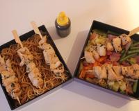 Brochettes de poulet mariné accompagné de légumes coupés en bâtonnets cuit vapeur.