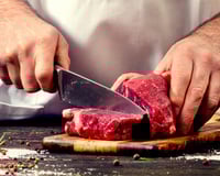 Ce morceau de bœuf que votre boucher ne met jamais en vitrine… et pourtant c’est l’un des meilleurs