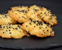 Cheddar, emmenthal et parmesan s'unissent dans ces délicieux biscuits moelleux à l'intérieur et croustillants à l'extérieur :-)
Vite faits, vite prêts pour les amis…