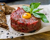 Encore meilleur qu’au bistrot, Norbert Tarayre nous montre comment faire très facilement un tartare de bœuf  !