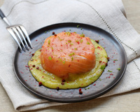 Charlotte au saumon fumé, avocat et mangue