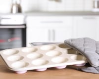 Pourquoi devriez-vous VRAIMENT mettre votre moule à muffins au congélateur ? Cette astuce va sauver vos apéros d’été !