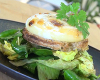 Salade de chèvre chaud
