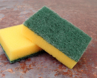 Voici le geste à adopter pour éviter que votre éponge devienne un nid à bactéries