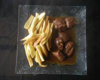 Recette traditionnelle du Nord de la France, la carbonnade se réalise comme un boeuf bourguignon, en remplaçant le vin par de la bière blonde et brune ainsi qu'une touche…