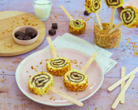 Sucettes de gâteau roulé au pralin