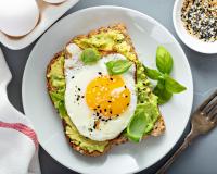 Tous en cuisine : Cyril Lignac partage sa recette d’avocado toast frais et gourmand