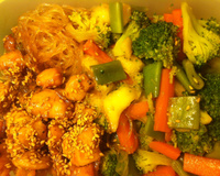 Bento au poulet miel-soja et ses légumes croquants glacés sucrés, mangue et vermicelle de riz