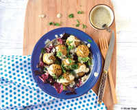 Boulettes panées antigaspi, nid douillet de crudités et sauce au roquefort