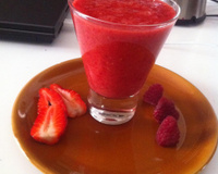 Smoothie sans sucre : fraises, bananes, framboises, citron, oranges pamplemousse