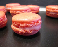 Voici une recette de macarons pour les enfants, et les grands enfants ! On trouve des sirops aux saveurs folles dans les épiceries fines maintenant.