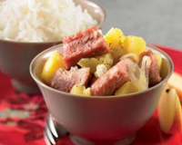 Le porc et les pommes se marient très bien dans ce plat.