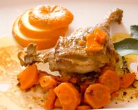 Le classique canard à l'orange préparé avec des oranges amères.