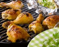 De tendres cuisses de poulet à la moutarde juste dorées au four ou au barbecue, accompagnées de pommes de terre fondantes, servies avec une cuillère…
