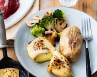 Raclette au Saint-Nectaire et poêlée de légumes épicée