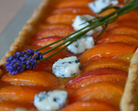 Tarte abricots à la lavande et roquefort papillon