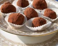 A offrir pour les fêtes de fin d'année, de délicieuses truffes bien chocolatées et parfumées au rhum.