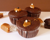 De délicieux Cupcakes au Chocolat Noir avec un coeur coulant au Caramel au Beurre Salé... Vous ne pourrez pas y résistez!