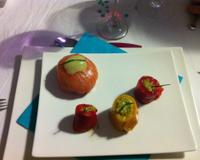 Petit 'Maki' de poivrons rouges et jaunes au guacamole. Le poivron remplace ici la feuille de Nori. Cette recette a été primée au concours Saveurs poivrons 2011.