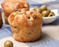 Pour vos entrées ou vos apéritifs, découvrez les saveurs méridionales du cake aux olives au Camembert Le Rustique.