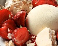 Les fraises sont sublimées par la fraîcheur et la douceur du parfait à la vanille et le croquant des meringues au muesli ...