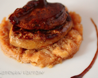 Un magret de caille laqué avec un fond fait des parures de l'animal et réduit avec le fameux vinaigre de xeras, accompagné d'une escalope de foie gras frais juste poêlée…