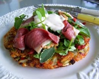 Salade de cresson et d'herbes fraîches sur rösti garnie de magret de canard fumé
