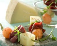 Piques de Pur Brebis Pyrénées à la roquette, au melon et au magret fumé