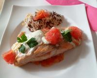 Le saumon et la légère acidité du pamplemousse rose font de ce plat un régal pour les papilles.