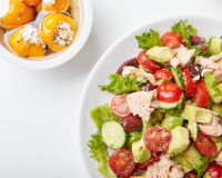 Avocat, thon, olives, tomates : voici la recette d'une salade fraîche et gourmande venue tout droit d’Italie à adopter pour l'été