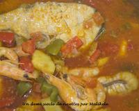 Une soupe de poisson avec de l'huile de palme