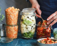 En plus d'être bon, le kimchi aurait un super pouvoir selon une étude : filtrer les microplastiques hors de notre organisme !