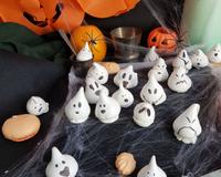 Toujours sur le thème d'Halloween, voici d'effrayantes Meringues fantômes ! Bouuuuuh !
