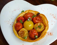 Tartelettes tomates, ail, moutarde et basilic