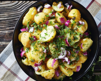 Salade de pommes de terre primeur aux oignons rouges, câpres et herbes fraîches