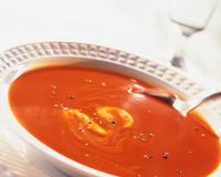 Le mix de belles tomates, d'un demi concombre, d'un poivron rouge, de pain blanc assaisonné par de l'huile d'olive, du vinaigre de Xérès et du Ketchup.…