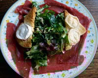 Carpaccio de bœuf, salade et toast de chèvre chaud