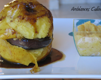 Des pommes rôties au four avec du beurre demi-sel, du miel et de la cannelle, farcies de compote de coings et au milieu une belle tranche de boudins noir